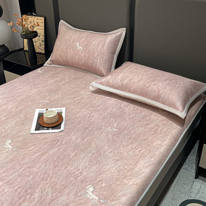 91家纺网 家纺一手货源 找家纺 富馨莱 2026新款高端竹纤维床笠款软凉席三件套夏季凉席席子 驰野听风-粉