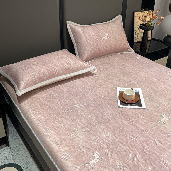 91家纺网 家纺一手货源 找家纺 富馨莱 2026新款高端竹纤维床笠款软凉席三件套夏季凉席席子 驰野听风-粉