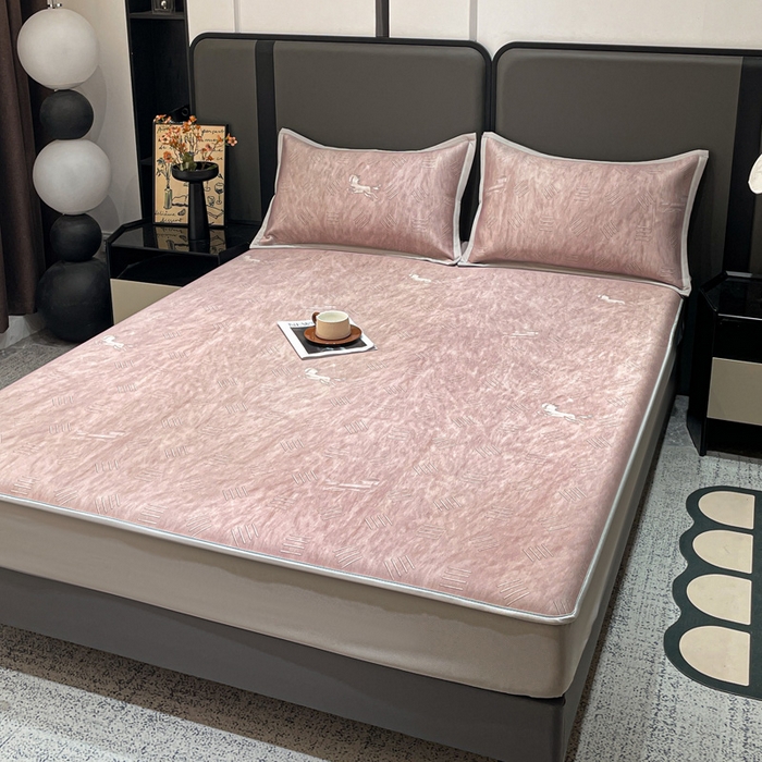 91家纺网 家纺一手货源 找家纺 富馨莱 2026新款高端竹纤维床笠款软凉席三件套夏季凉席席子 驰野听风-粉