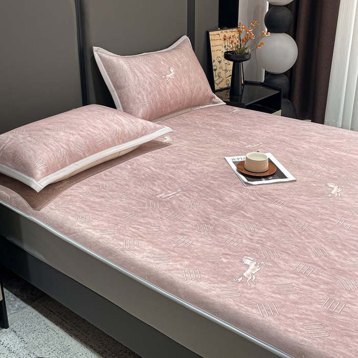 91家纺网 家纺一手货源 找家纺 富馨莱 2026新款高端竹纤维床笠款软凉席三件套夏季凉席席子 驰野听风-粉