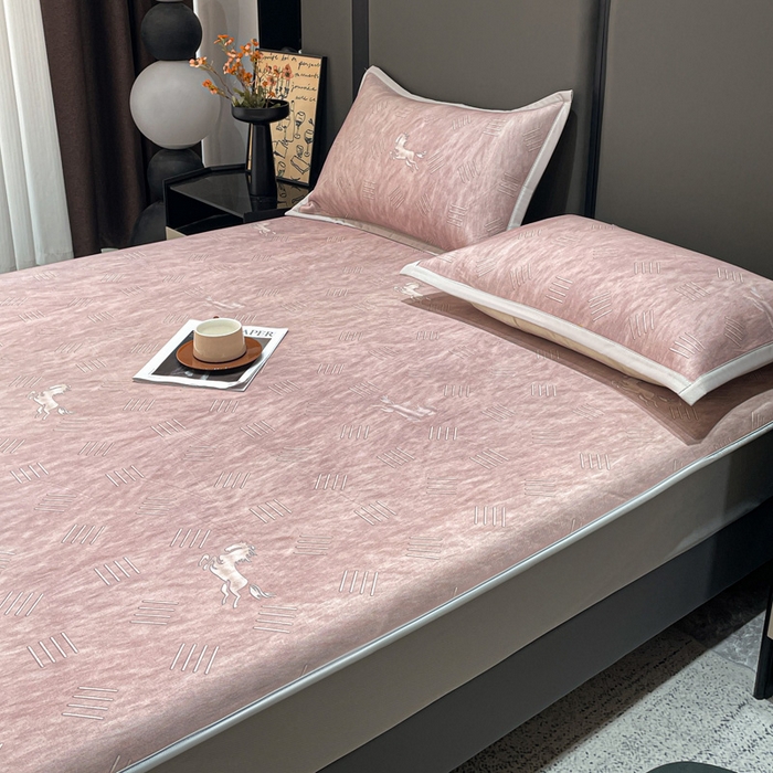 91家纺网 家纺一手货源 找家纺 富馨莱 2026新款高端竹纤维床笠款软凉席三件套夏季凉席席子 驰野听风-粉