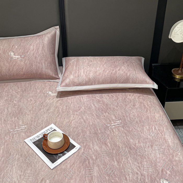 91家纺网 家纺一手货源 找家纺 富馨莱 2026新款高端竹纤维床笠款软凉席三件套夏季凉席席子 驰野听风-粉