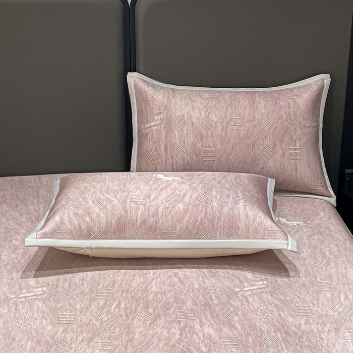 91家纺网 家纺一手货源 找家纺 富馨莱 2026新款高端竹纤维床笠款软凉席三件套夏季凉席席子 驰野听风-粉