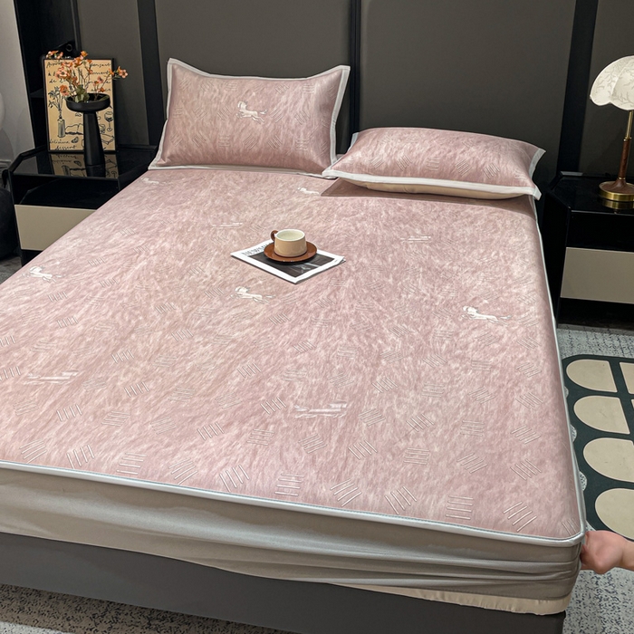 91家纺网 家纺一手货源 找家纺 富馨莱 2026新款高端竹纤维床笠款软凉席三件套夏季凉席席子 驰野听风-粉