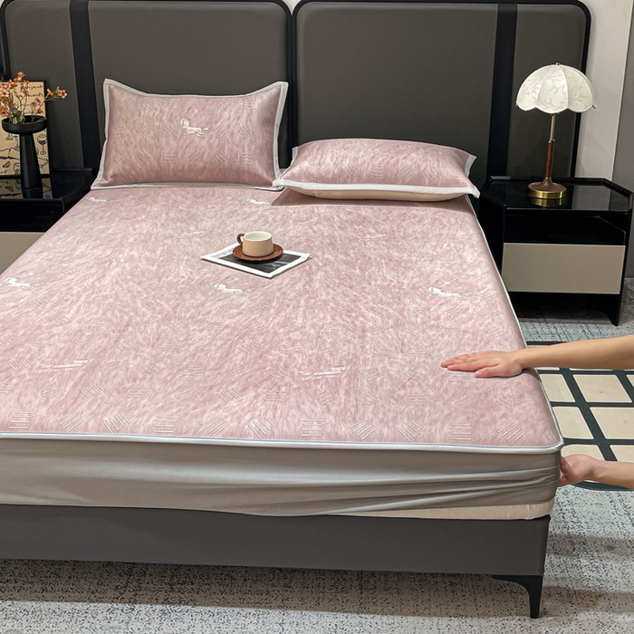 91家纺网 家纺一手货源 找家纺 富馨莱 2026新款高端竹纤维床笠款软凉席三件套夏季凉席席子 驰野听风-粉
