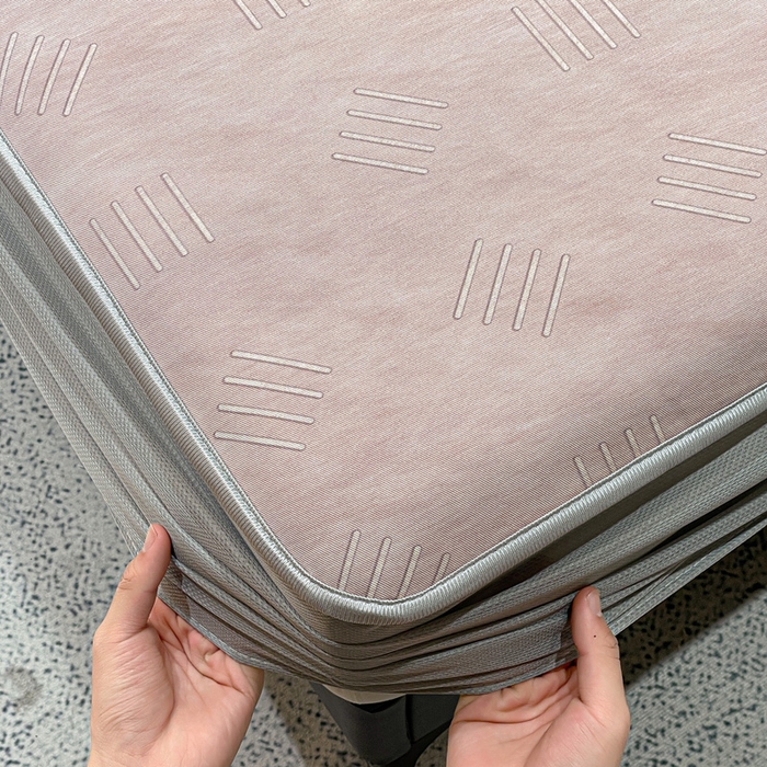 91家纺网 家纺一手货源 找家纺 富馨莱 2026新款高端竹纤维床笠款软凉席三件套夏季凉席席子 驰野听风-粉