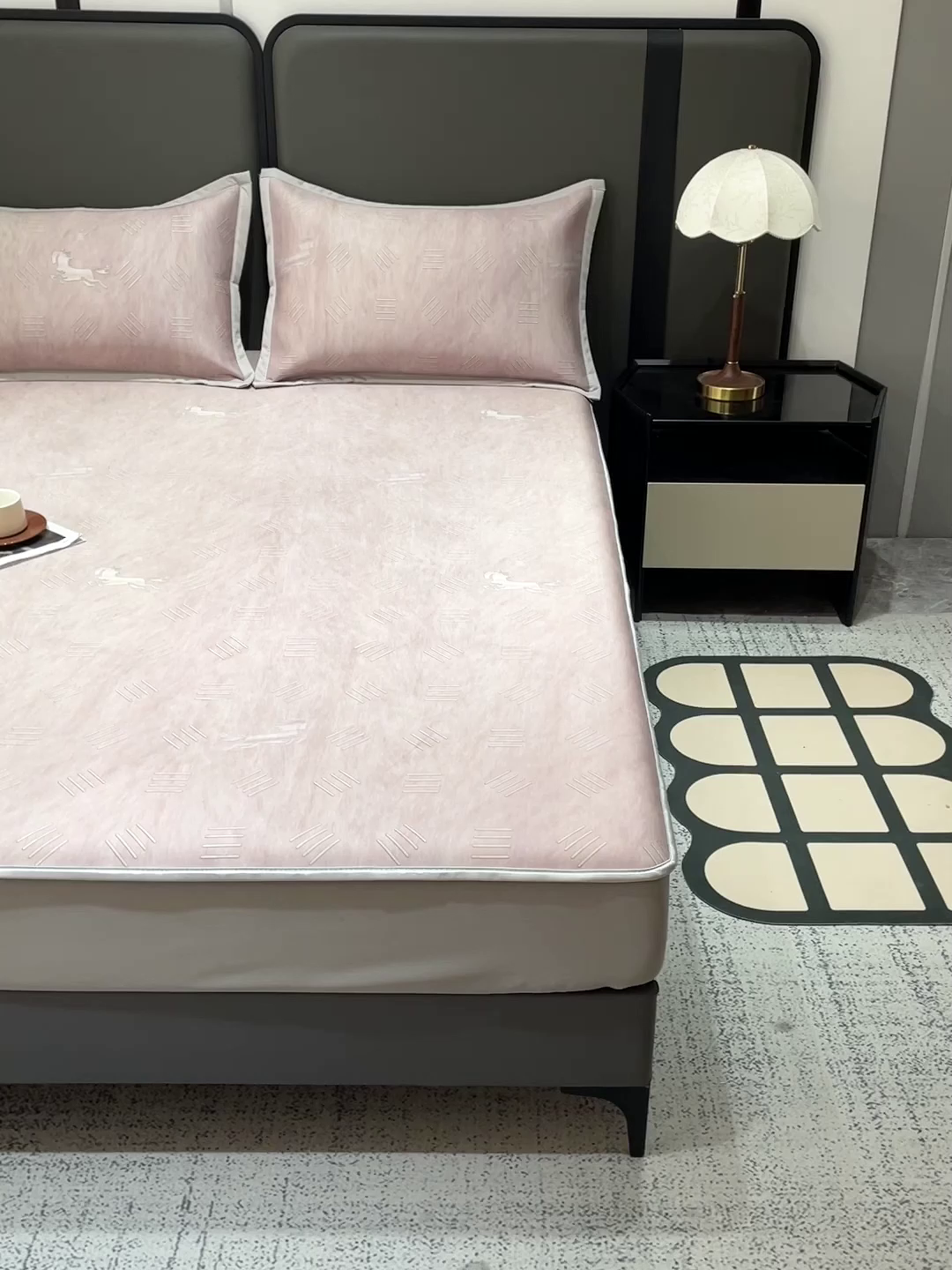 91家纺网 家纺一手货源 找家纺 富馨莱 2026新款高端竹纤维床笠款软凉席三件套夏季凉席席子 驰野听风-粉