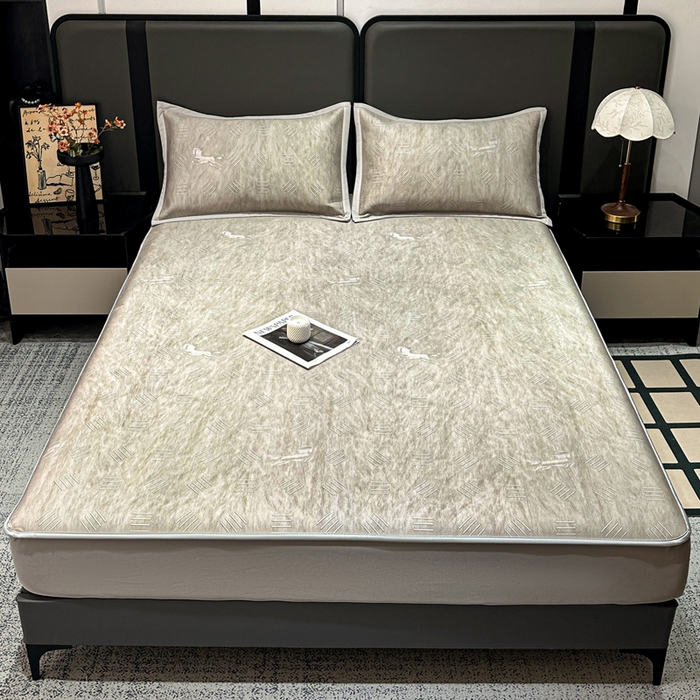 91家纺网 家纺一手货源 找家纺 富馨莱 2026新款高端竹纤维床笠款软凉席三件套夏季凉席席子 驰野听风-灰绿