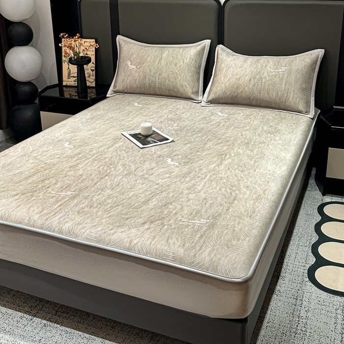 91家纺网 家纺一手货源 找家纺 富馨莱 2026新款高端竹纤维床笠款软凉席三件套夏季凉席席子 驰野听风-灰绿