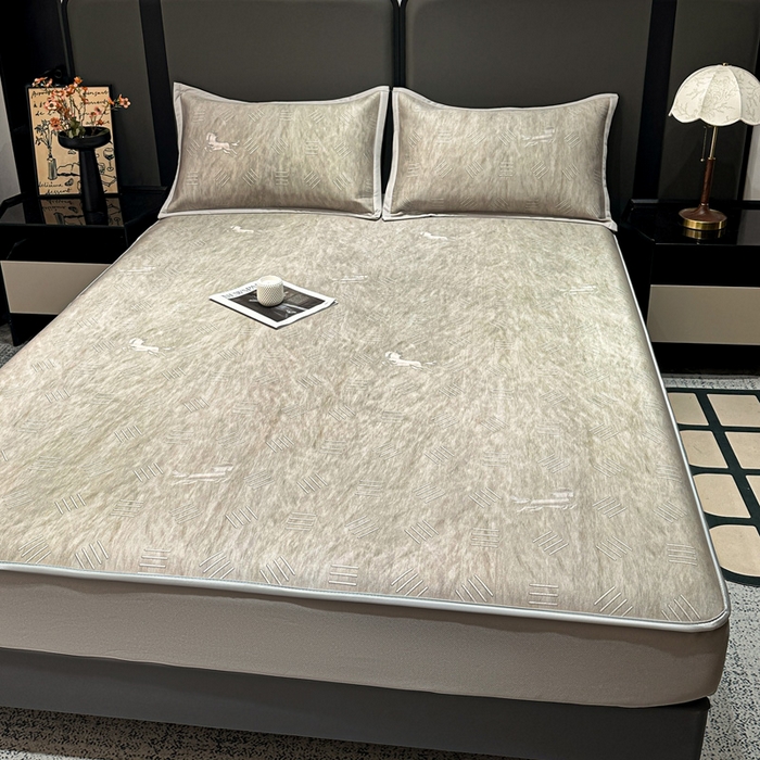 91家纺网 家纺一手货源 找家纺 富馨莱 2026新款高端竹纤维床笠款软凉席三件套夏季凉席席子 驰野听风-灰绿