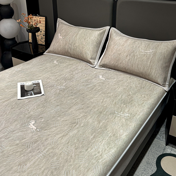 91家纺网 家纺一手货源 找家纺 富馨莱 2026新款高端竹纤维床笠款软凉席三件套夏季凉席席子 驰野听风-灰绿