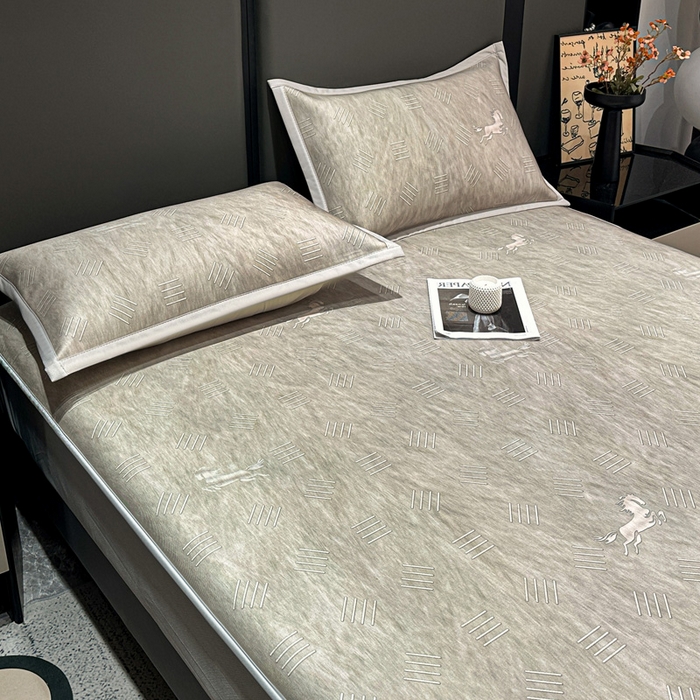 91家纺网 家纺一手货源 找家纺 富馨莱 2026新款高端竹纤维床笠款软凉席三件套夏季凉席席子 驰野听风-灰绿