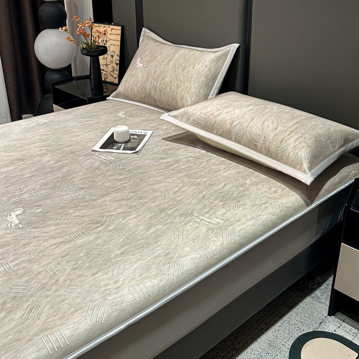 91家纺网 家纺一手货源 找家纺 富馨莱 2026新款高端竹纤维床笠款软凉席三件套夏季凉席席子 驰野听风-灰绿