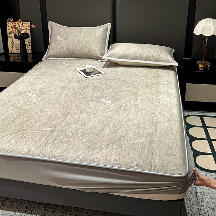 91家纺网 家纺一手货源 找家纺 富馨莱 2026新款高端竹纤维床笠款软凉席三件套夏季凉席席子 驰野听风-灰绿