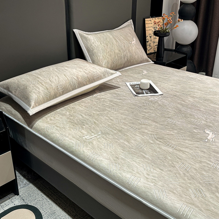 91家纺网 家纺一手货源 找家纺 富馨莱 2026新款高端竹纤维床笠款软凉席三件套夏季凉席席子 驰野听风-灰绿