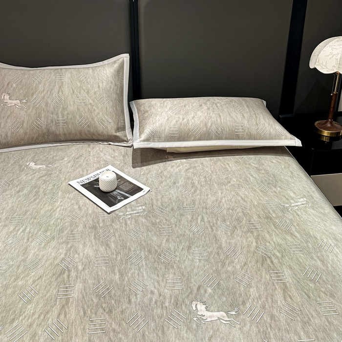 91家纺网 家纺一手货源 找家纺 富馨莱 2026新款高端竹纤维床笠款软凉席三件套夏季凉席席子 驰野听风-灰绿