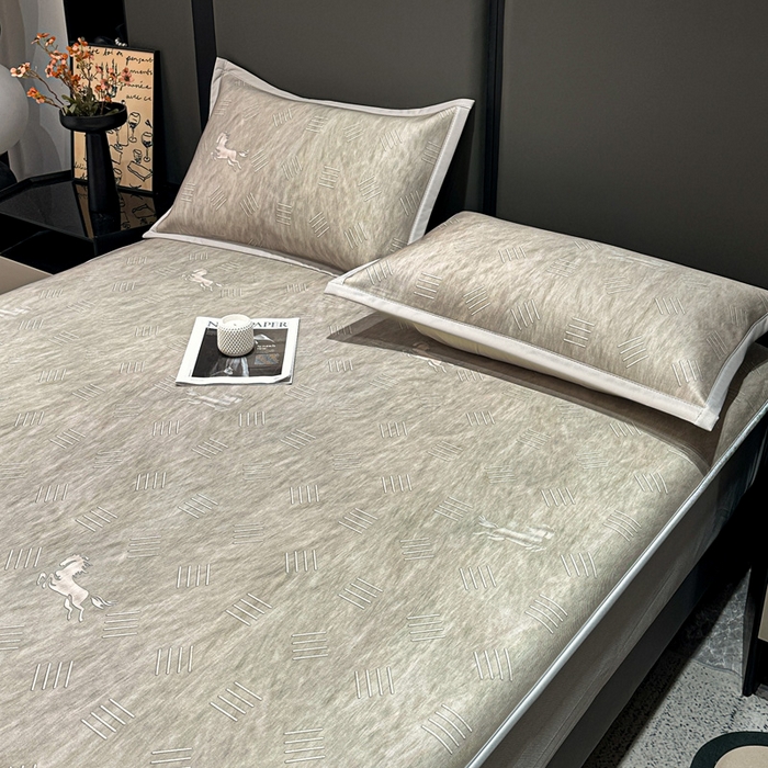 91家纺网 家纺一手货源 找家纺 富馨莱 2026新款高端竹纤维床笠款软凉席三件套夏季凉席席子 驰野听风-灰绿