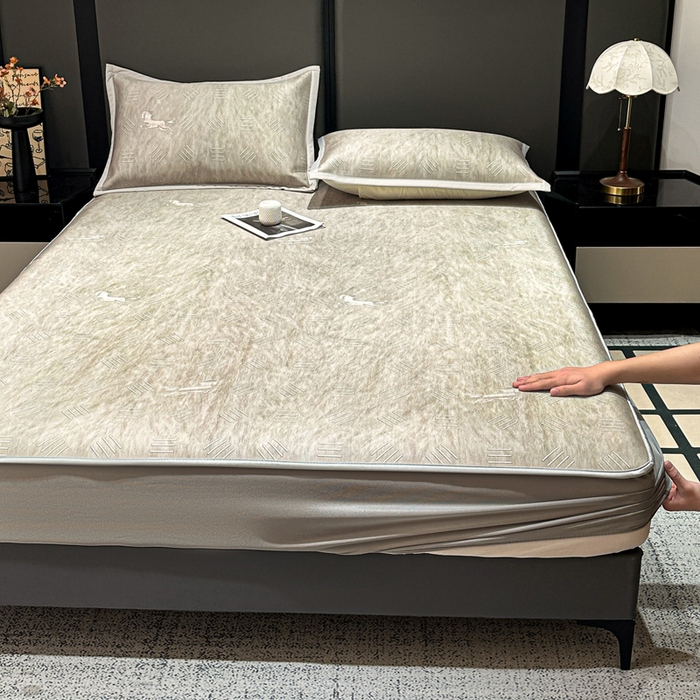 91家纺网 家纺一手货源 找家纺 富馨莱 2026新款高端竹纤维床笠款软凉席三件套夏季凉席席子 驰野听风-灰绿