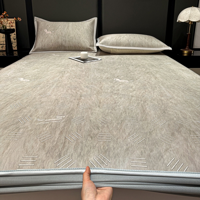 91家纺网 家纺一手货源 找家纺 富馨莱 2026新款高端竹纤维床笠款软凉席三件套夏季凉席席子 驰野听风-灰绿