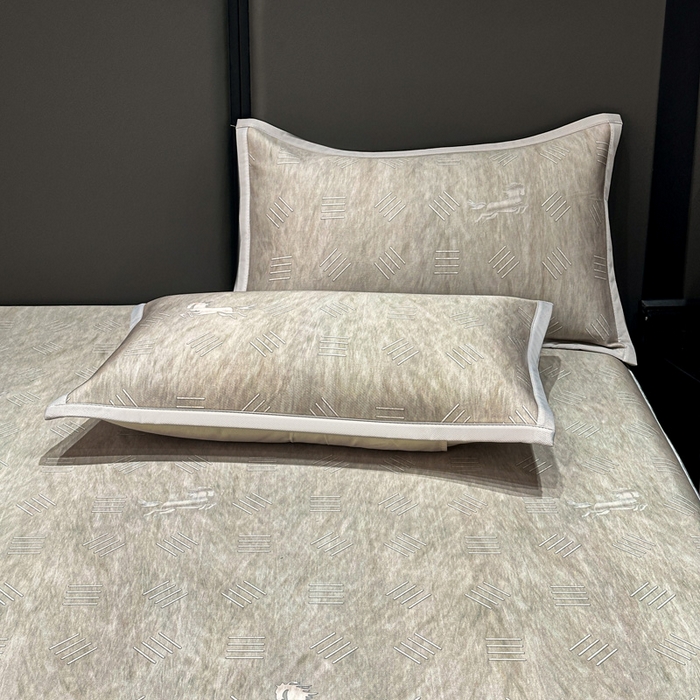 91家纺网 家纺一手货源 找家纺 富馨莱 2026新款高端竹纤维床笠款软凉席三件套夏季凉席席子 驰野听风-灰绿