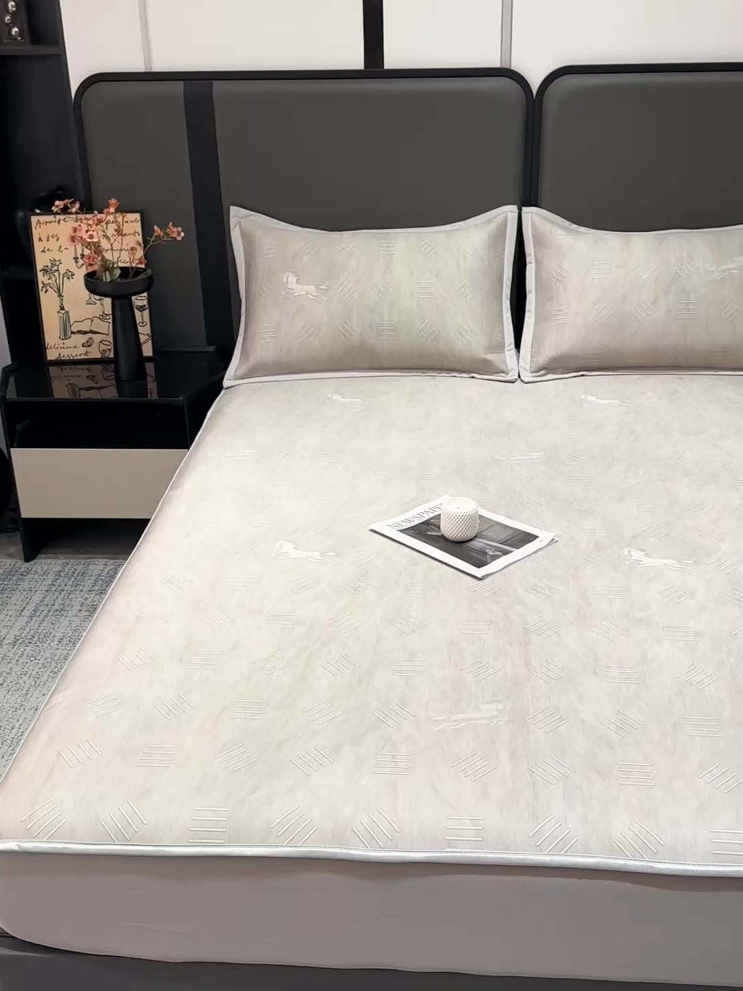 91家纺网 家纺一手货源 找家纺 富馨莱 2026新款高端竹纤维床笠款软凉席三件套夏季凉席席子 驰野听风-灰绿