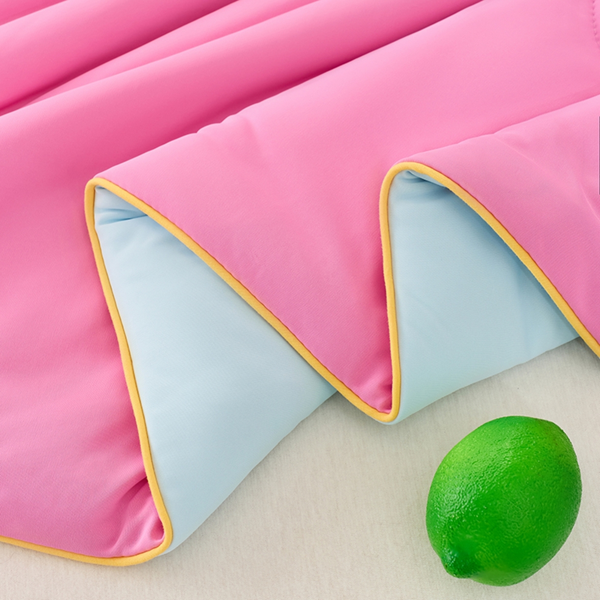 91家纺网 家纺一手货源 找家纺 LADYCOCO可可家居 2026新款coolmate多巴胺色系凉感夏被系列2 玫瑰雪球（玫红+浅蓝）