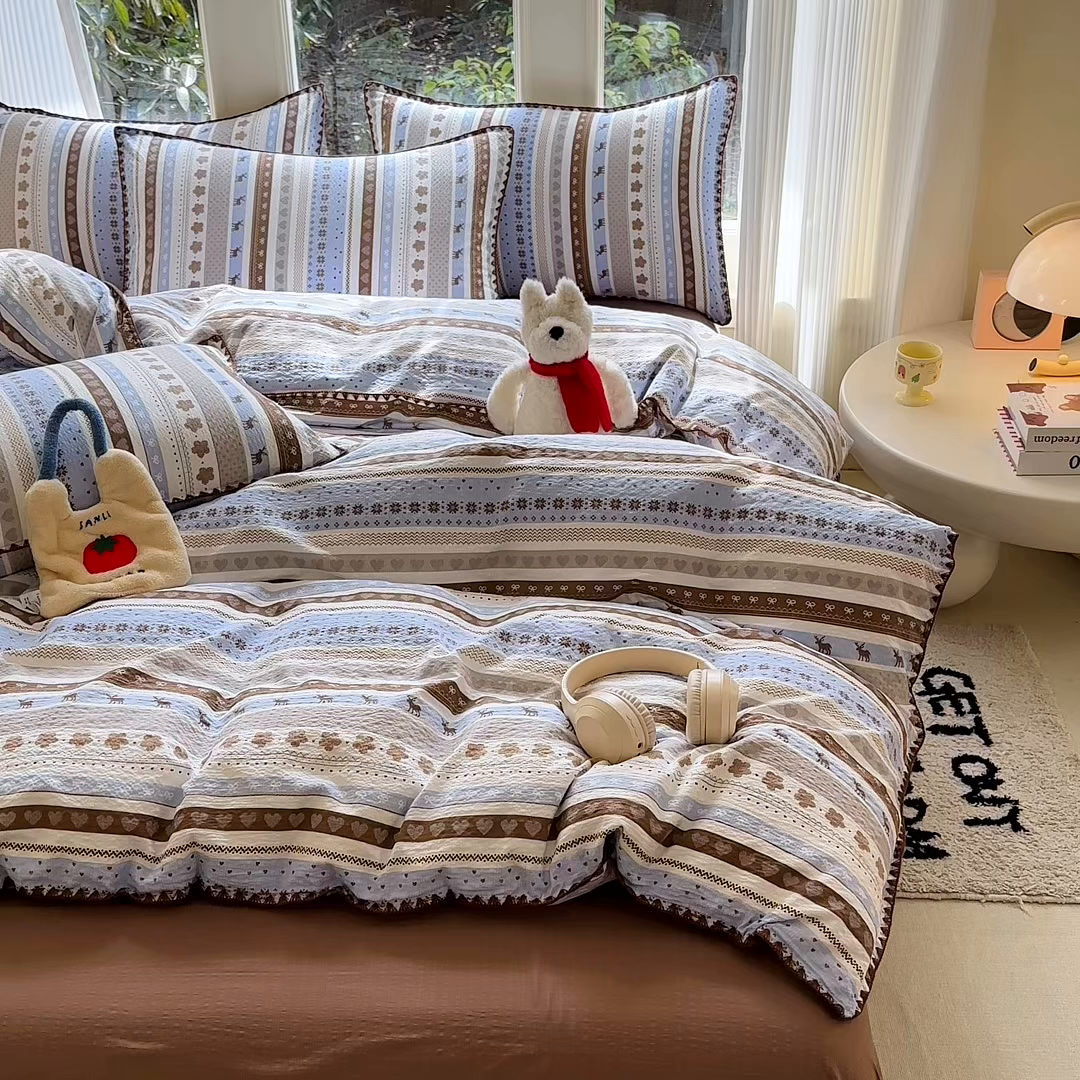 91家纺网 家纺一手货源 找家纺 梵希雅 2026新款费尔岛风贝壳边泡芙棉四件套床单被套宿舍三件套单品 棕蓝麋鹿