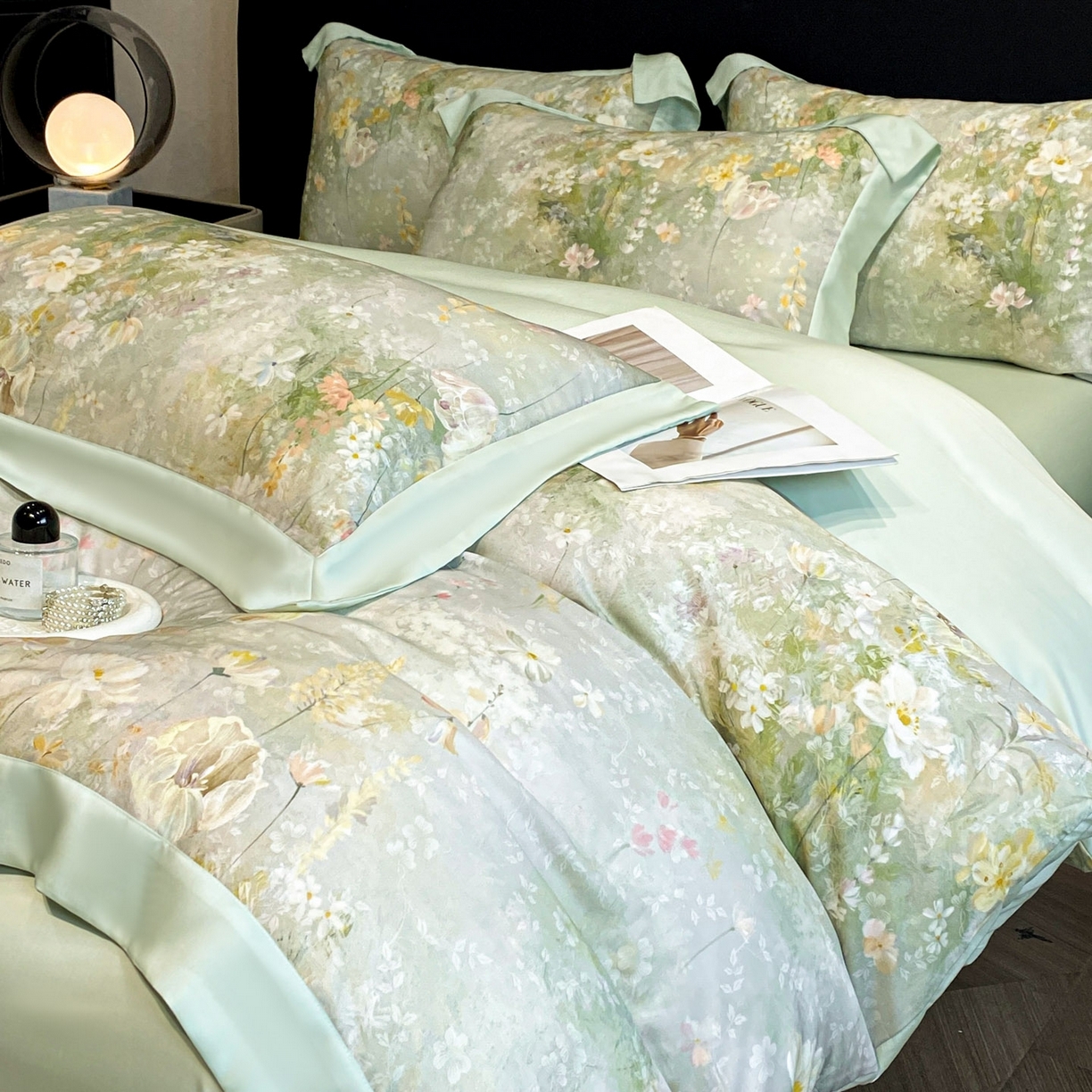 91家纺网 家纺一手货源 找家纺 博纳家纺 2025新款天丝凉感 大宽边撞色拼角 高级简奢款凉感天丝数码印花夏被四件套 兰香