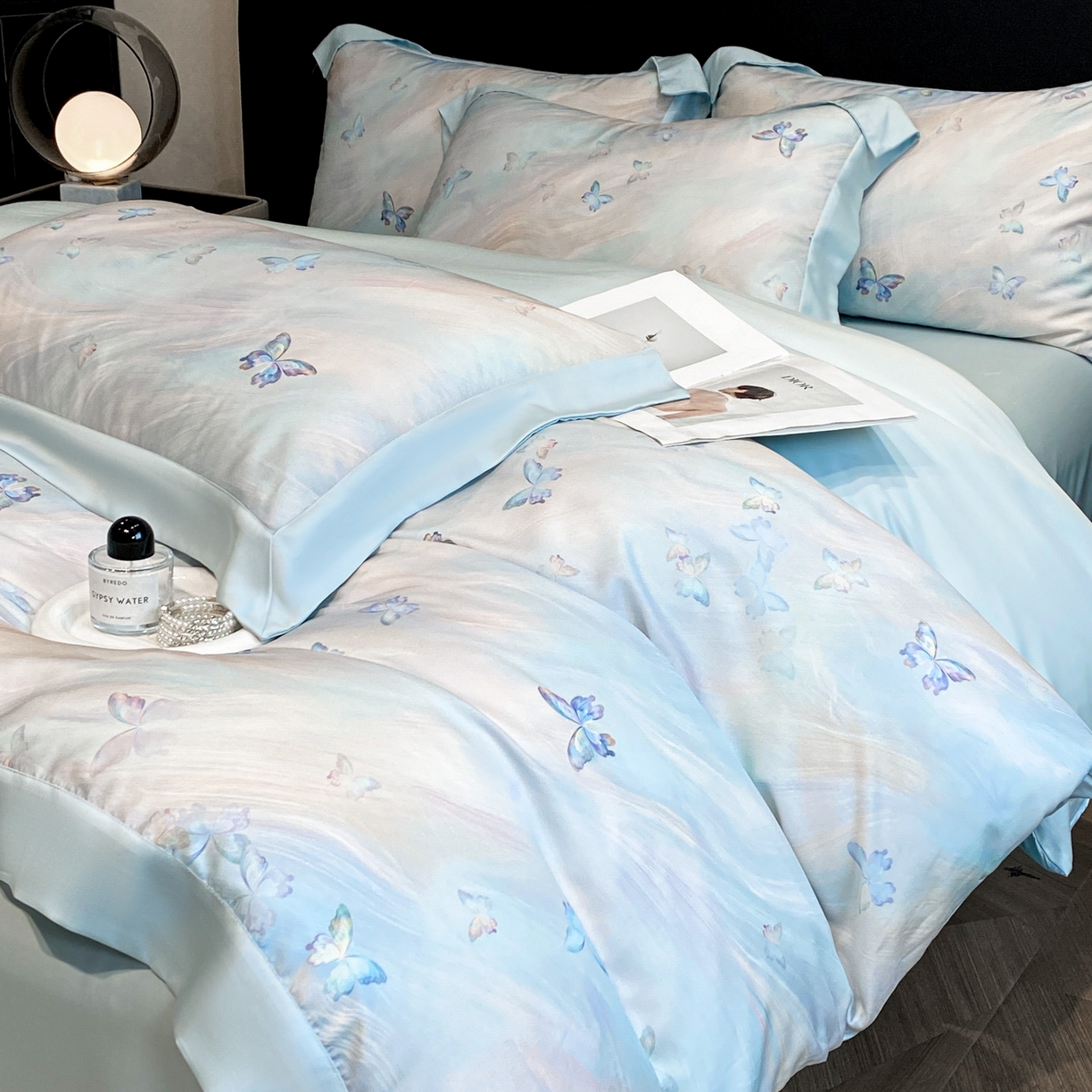 91家纺网 家纺一手货源 找家纺 博纳家纺 2026新款数码印花天丝宽边四件套 流光-天蓝