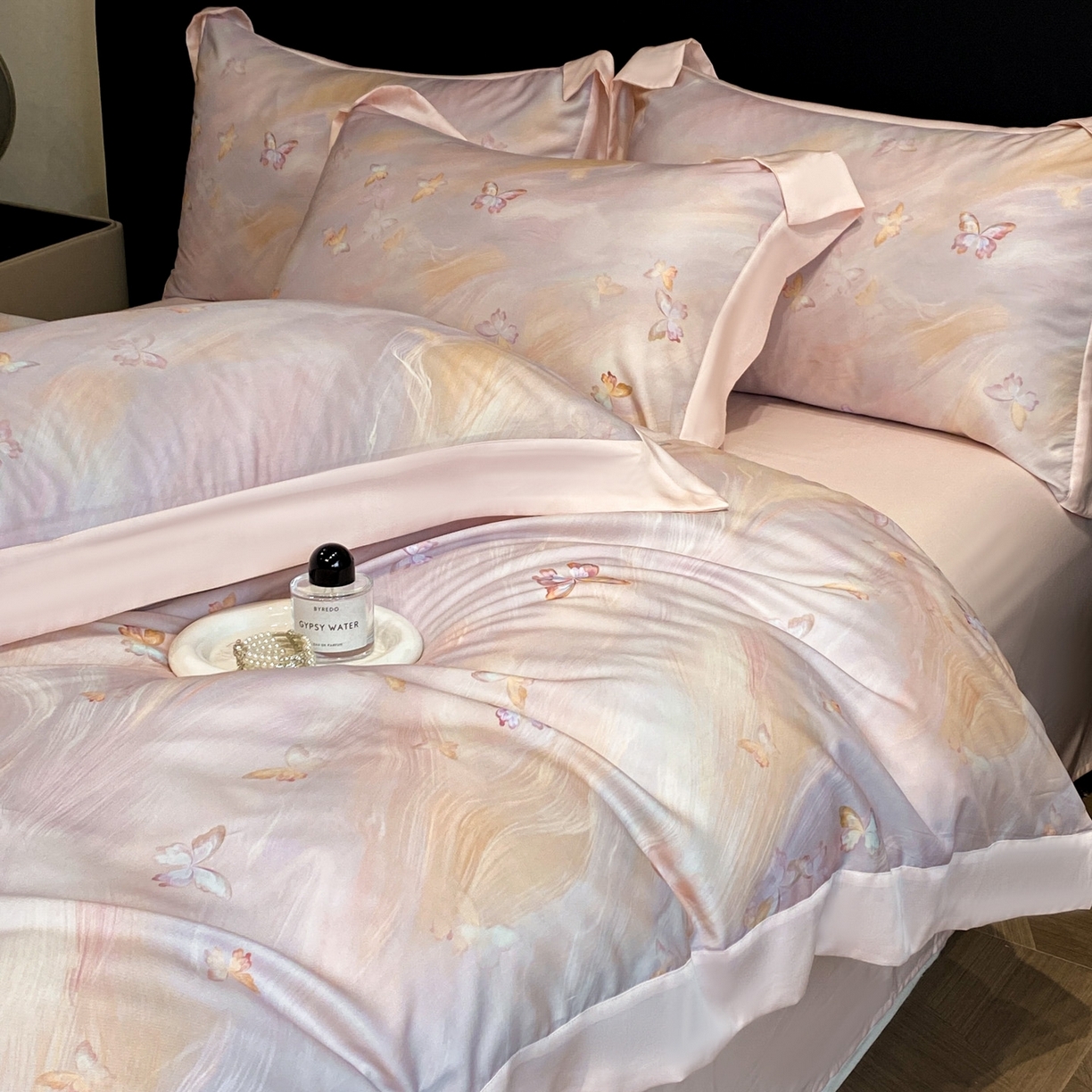 91家纺网 家纺一手货源 找家纺 博纳家纺 2026新款数码印花天丝宽边四件套 流光-粉