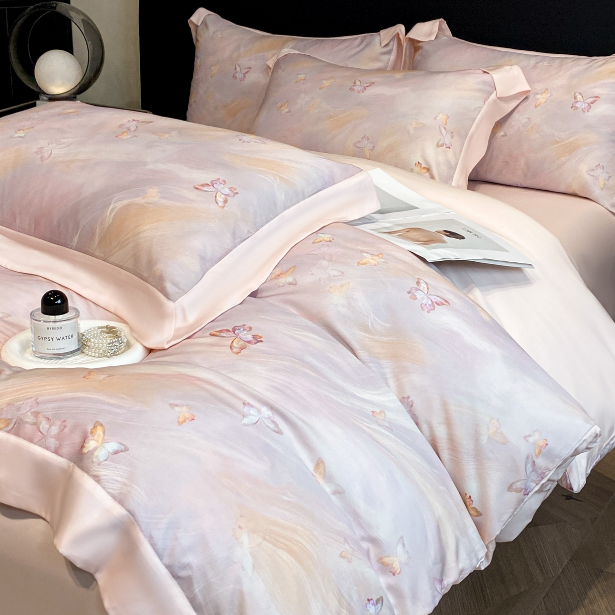 91家纺网 家纺一手货源 找家纺 博纳家纺 2026新款数码印花天丝宽边四件套 流光-粉