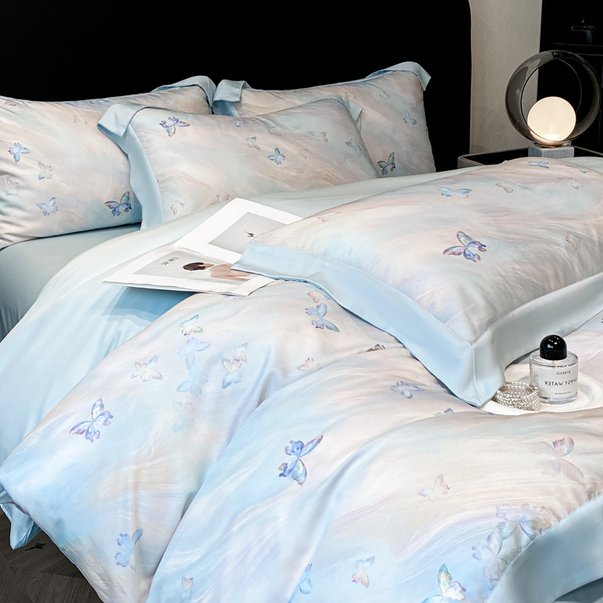 91家纺网 家纺一手货源 找家纺 博纳家纺 2026新款数码印花天丝宽边四件套 流光-天蓝