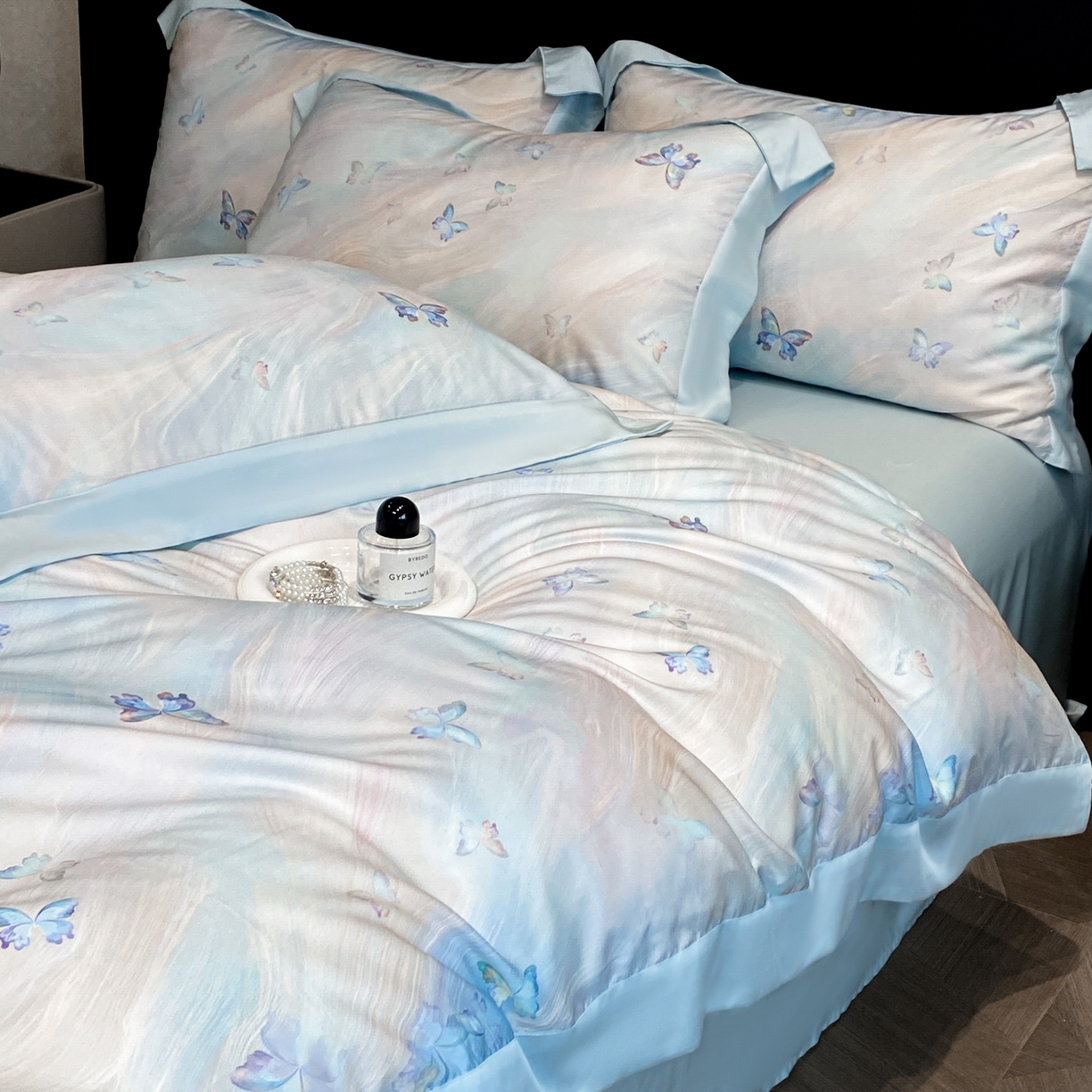 91家纺网 家纺一手货源 找家纺 博纳家纺 2026新款数码印花天丝宽边四件套 流光-天蓝