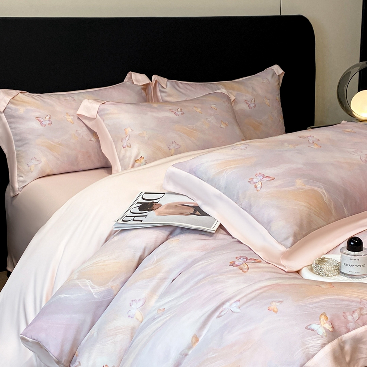 91家纺网 家纺一手货源 找家纺 博纳家纺 2026新款数码印花天丝宽边四件套 流光-粉