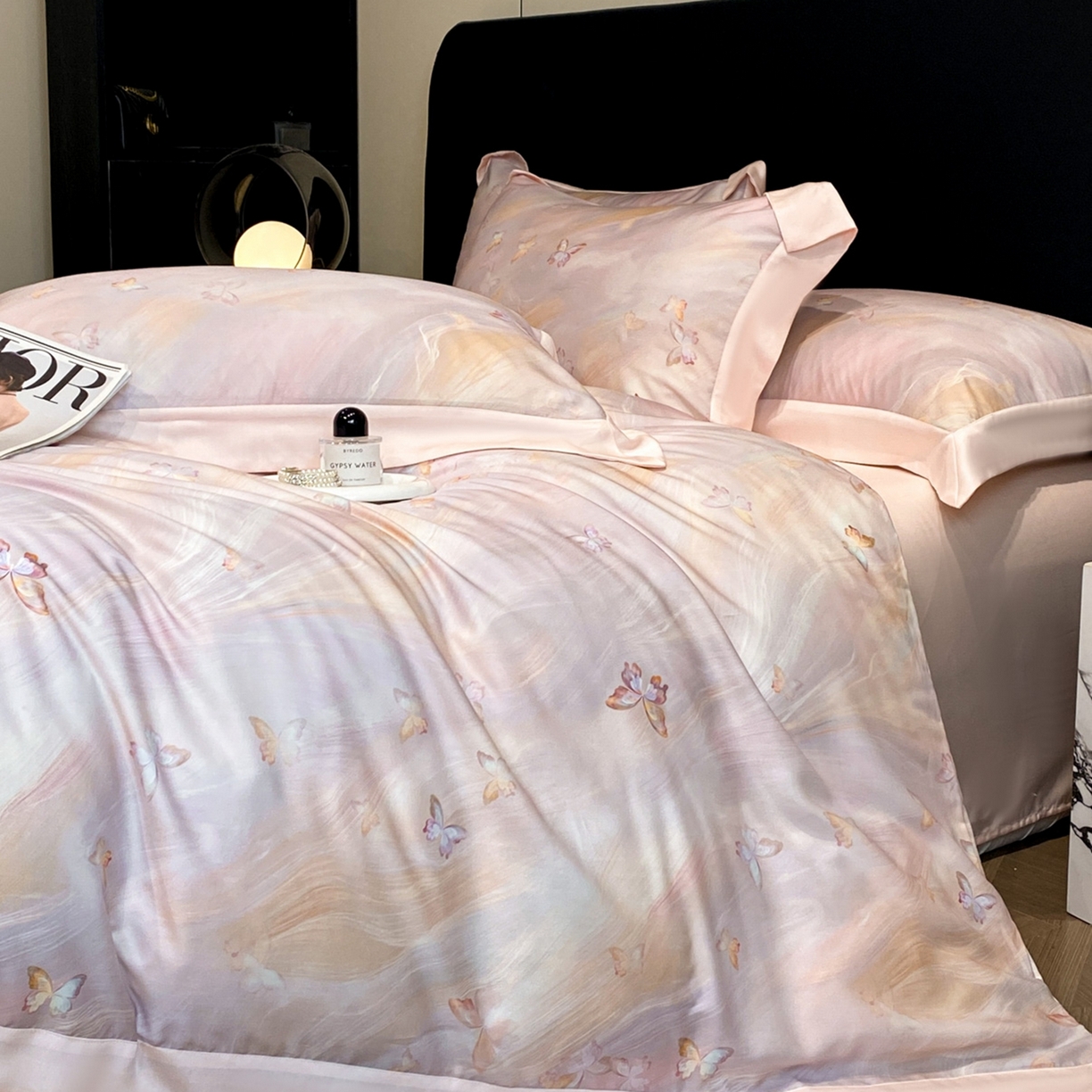 91家纺网 家纺一手货源 找家纺 博纳家纺 2026新款数码印花天丝宽边四件套 流光-粉