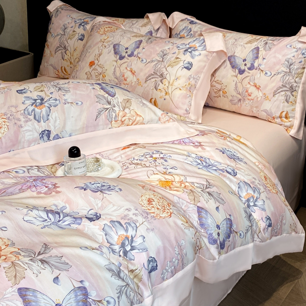 91家纺网 家纺一手货源 找家纺 博纳家纺 2026新款数码印花天丝宽边四件套 花舞蝶