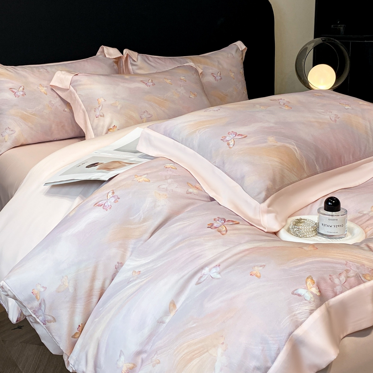 91家纺网 家纺一手货源 找家纺 博纳家纺 2026新款数码印花天丝宽边四件套 流光-粉