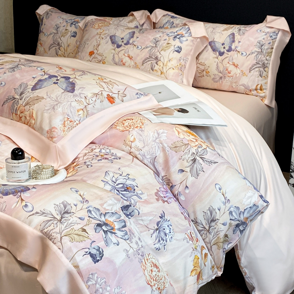 91家纺网 家纺一手货源 找家纺 博纳家纺 2026新款数码印花天丝宽边四件套 花舞蝶