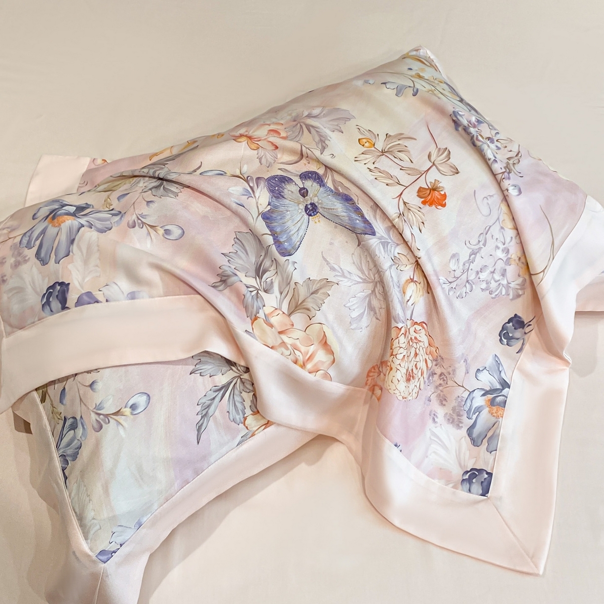 91家纺网 家纺一手货源 找家纺 博纳家纺 2026新款数码印花天丝宽边四件套 花舞蝶