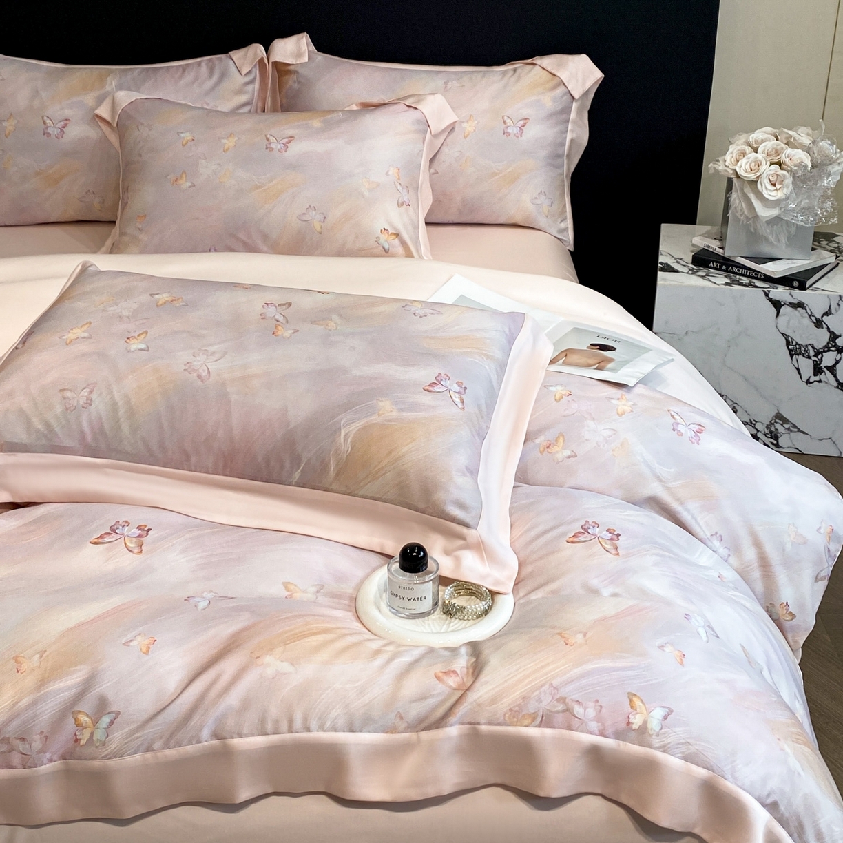 91家纺网 家纺一手货源 找家纺 博纳家纺 2026新款数码印花天丝宽边四件套 流光-粉