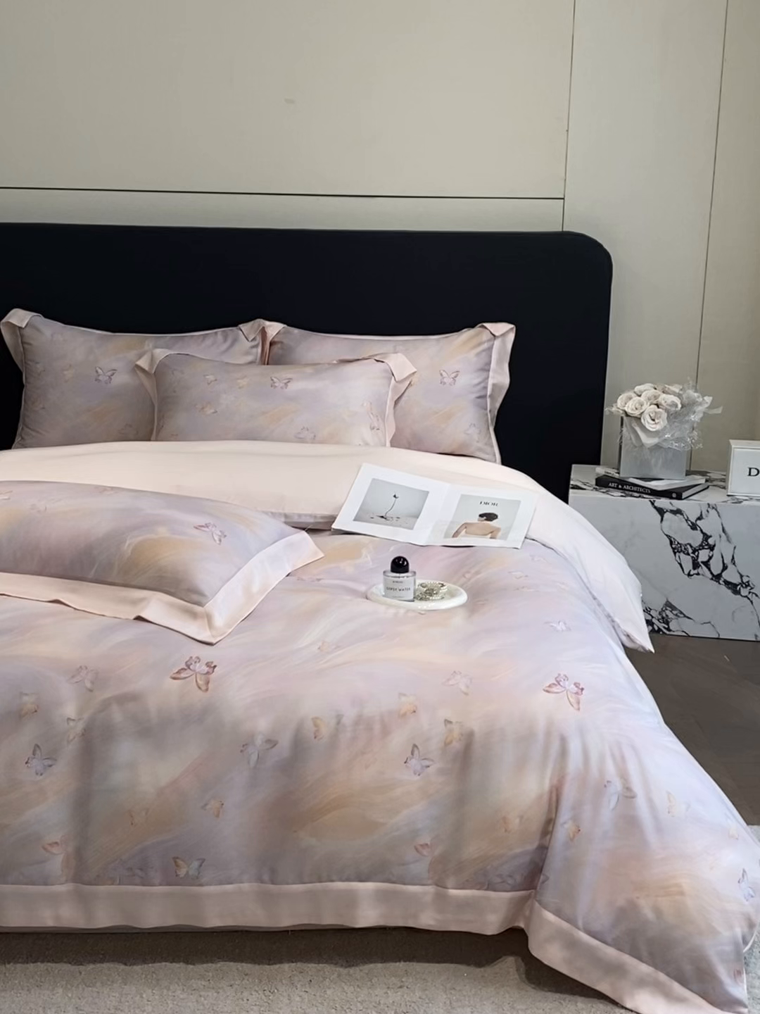 91家纺网 家纺一手货源 找家纺 博纳家纺 2026新款数码印花天丝宽边四件套 流光-粉