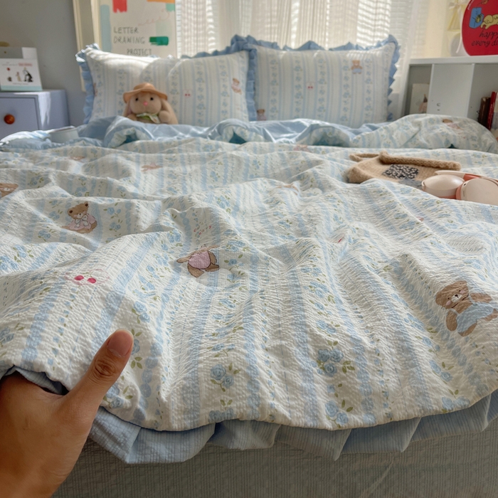 91家纺网 家纺一手货源 找家纺 迪梦姿家纺 2026新款泡芙纱花边款夏被四件套 纯宅熊