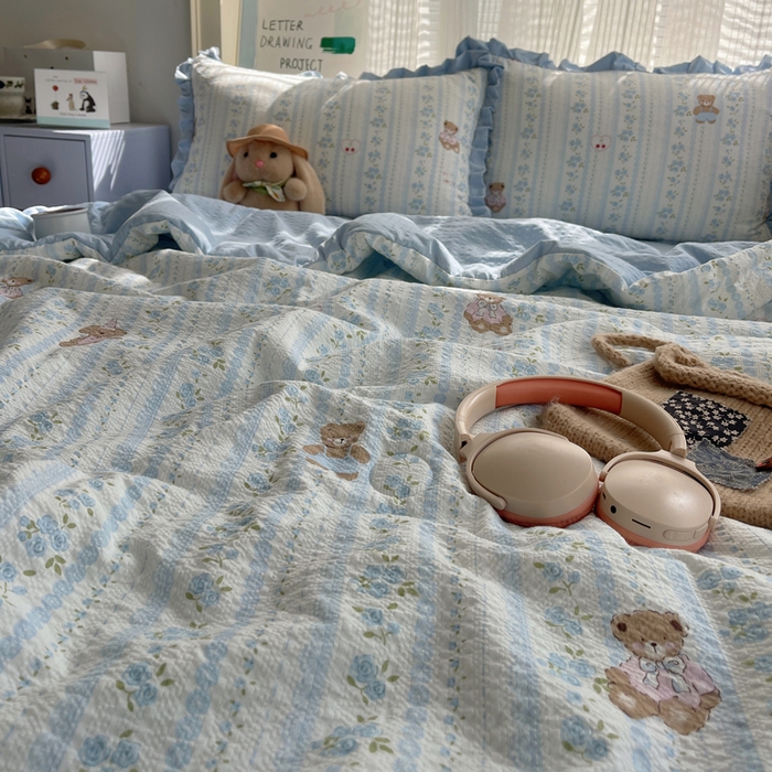 91家纺网 家纺一手货源 找家纺 迪梦姿家纺 2026新款泡芙纱花边款夏被四件套 纯宅熊