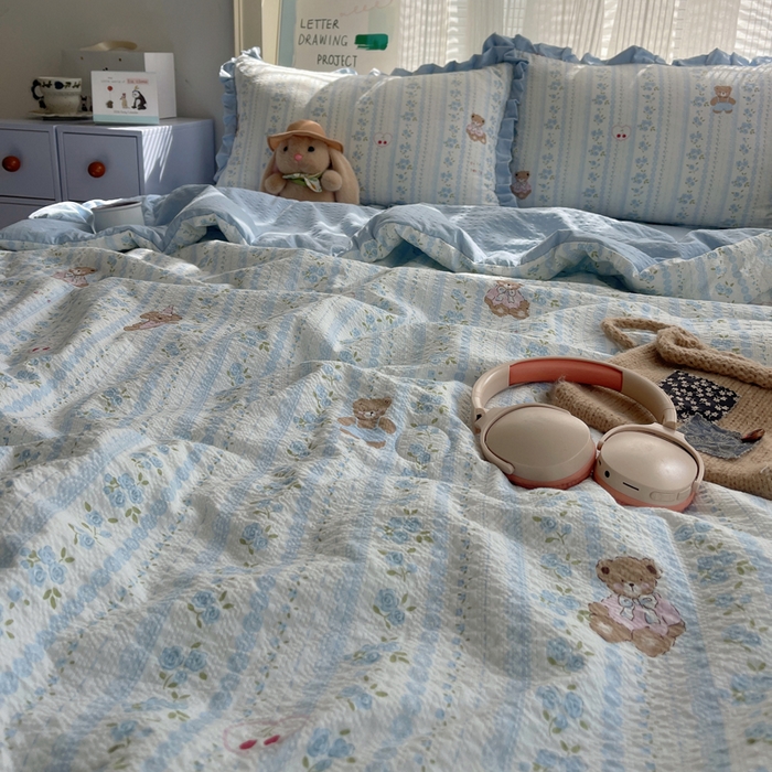 91家纺网 家纺一手货源 找家纺 迪梦姿家纺 2026新款泡芙纱花边款夏被四件套 纯宅熊