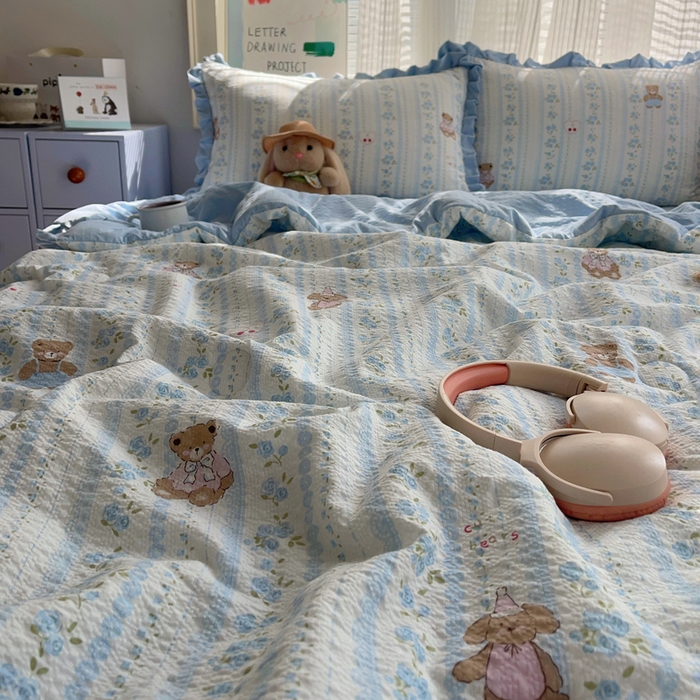 91家纺网 家纺一手货源 找家纺 迪梦姿家纺 2026新款泡芙纱花边款夏被四件套 纯宅熊