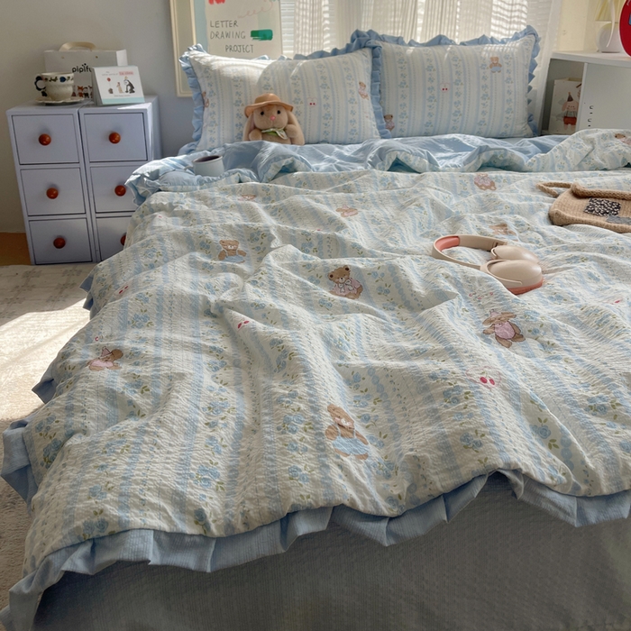 91家纺网 家纺一手货源 找家纺 迪梦姿家纺 2026新款泡芙纱花边款夏被四件套 纯宅熊