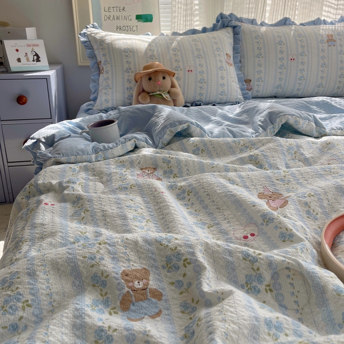 91家纺网 家纺一手货源 找家纺 迪梦姿家纺 2026新款泡芙纱花边款夏被四件套 纯宅熊