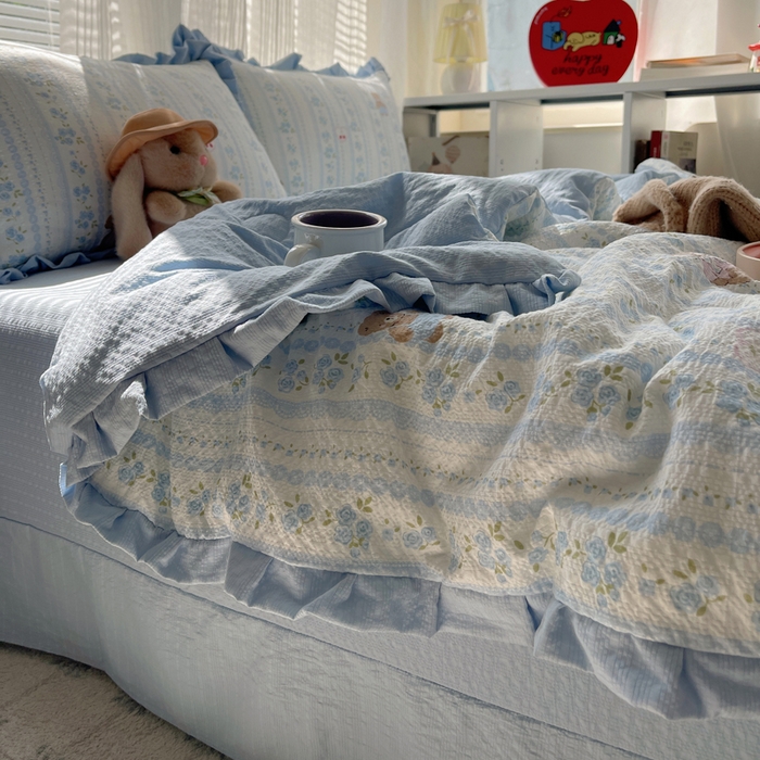 91家纺网 家纺一手货源 找家纺 迪梦姿家纺 2026新款泡芙纱花边款夏被四件套 纯宅熊