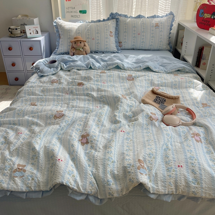 91家纺网 家纺一手货源 找家纺 迪梦姿家纺 2026新款泡芙纱花边款夏被四件套 纯宅熊