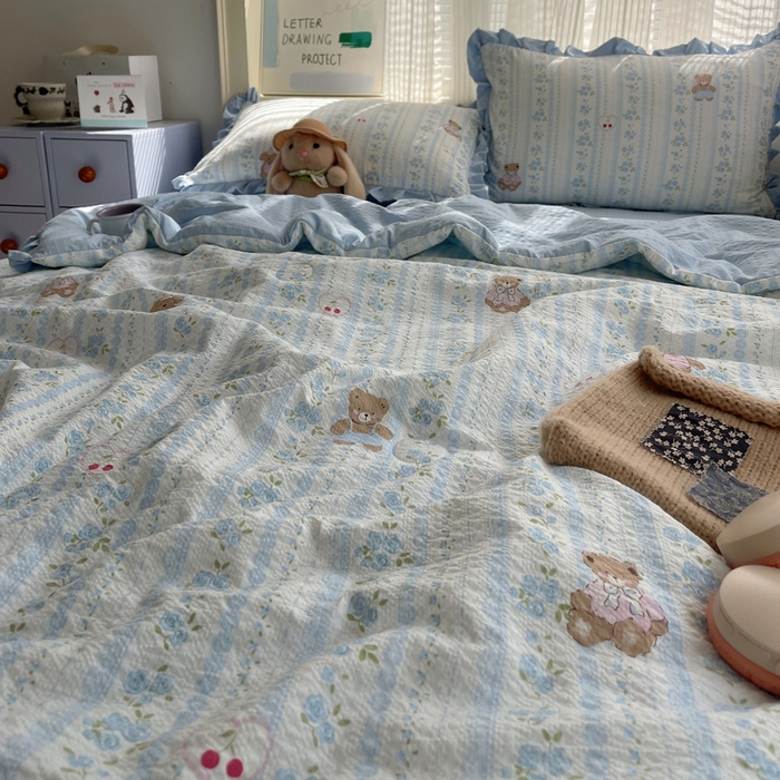 91家纺网 家纺一手货源 找家纺 迪梦姿家纺 2026新款泡芙纱花边款夏被四件套 纯宅熊